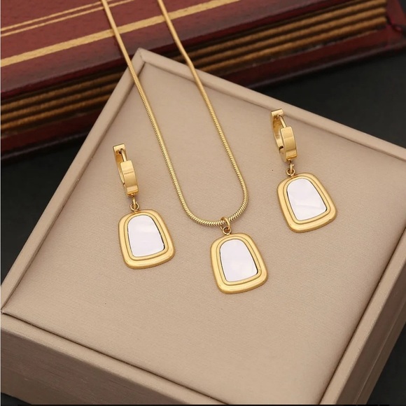 Rectangle Pendant Necklace and Earring Set in 18k Gold, Black Necklace Earrings - Picture 3 of 7